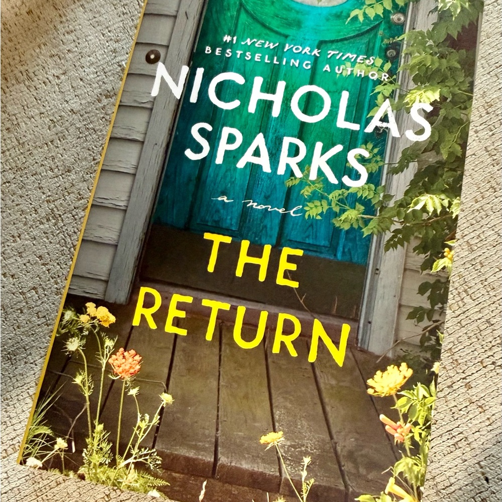 Nicholas Sparks "The Return" Paperback - Teal & Yellow Cover